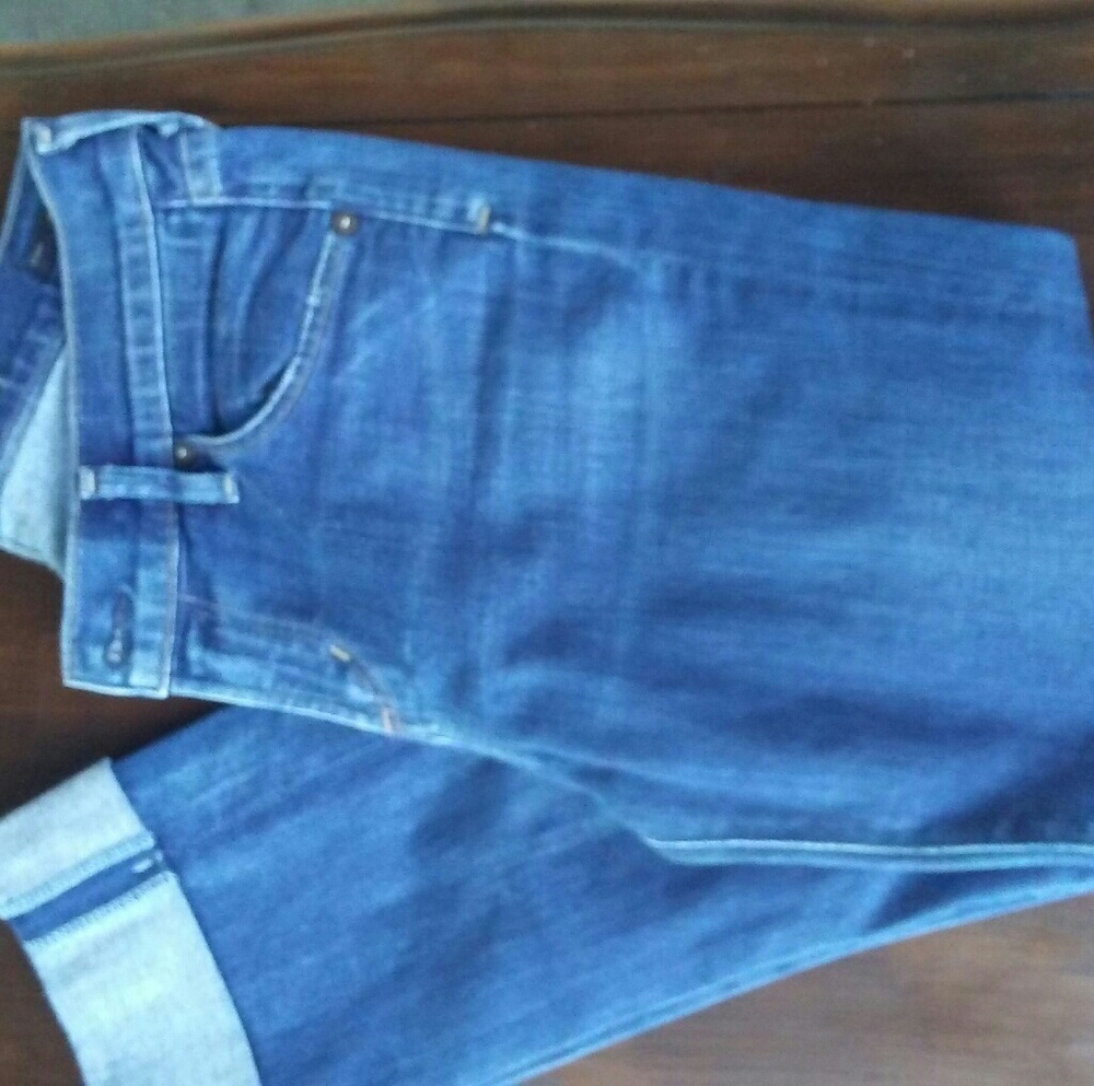 Citizens if humaniy dani crop size. 34